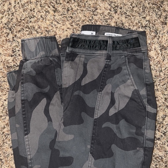 Hollister Camo Joggers - Picture 3 of 4